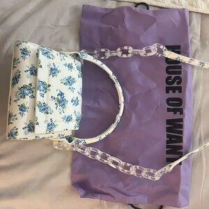 HOUSE OF WANT We Are Chic
Vegan Leather Top Handle Crossbody